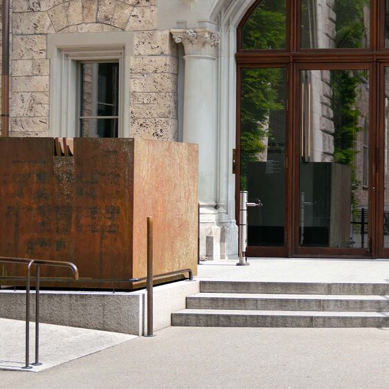 Schang Hutters Skulptur vor dem Landesmuseum in Zürich.