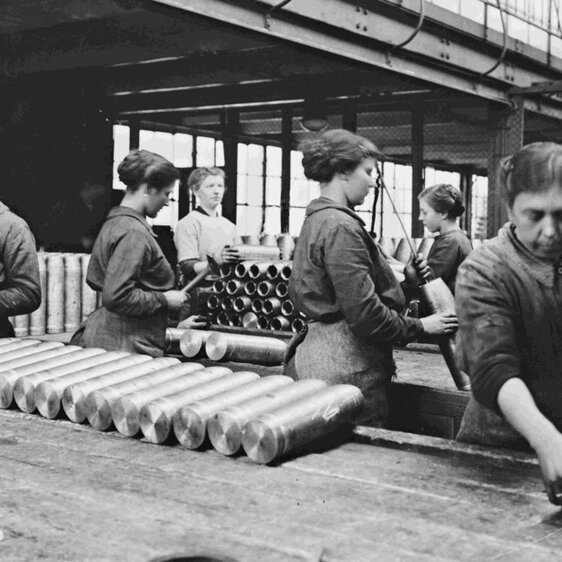 Women making grenades at the steelworks in Osnabrück, 1915.