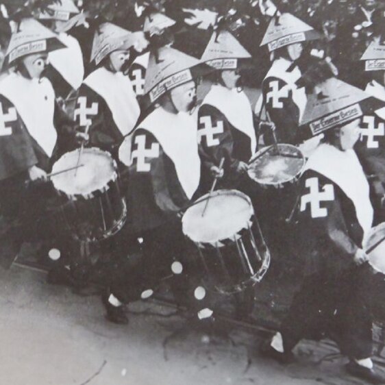 Tambours de la clique Alti Stainlemer en 1933, déguisés pour un «Défilé gammé à l’helvétique» (helvetisch Hooggegryzzug).