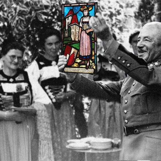 Sichtlich entzückt präsentiert der General das Geschenk, das der Frauenchor Jegenstorf seinem Ehrenmitglied auf Verte Rive überreichte. Foto bearbeitet durch Klaas Kaat.