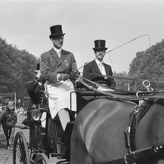 Prinz Philip auf dem Kutscherbock: mehr ein Gentleman als ein Sportler. Aufnahme von der Eröffnung der Vierspänner-Weltmeisterschaften in den Niederlanden im August 1982.
