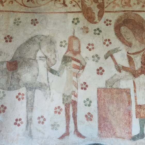 Der Heilige Eligius ist der Schutzpatron der Hufschmiede und Tierärzte. Der Legende nach hat er einem Pferd den Fuss amputiert, ihn auf dem Amboss beschlagen und anschliessend wieder angesetzt. Diese Geschichte ist auf einer Wandmalerei in der Kirche Kirchlindach BE aus der zweiten Hälfte des 14. Jahrhunderts dargestellt.