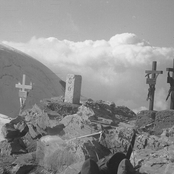 Einer der 1938 gesetzten Grenzsteine auf der Testa Grigia.