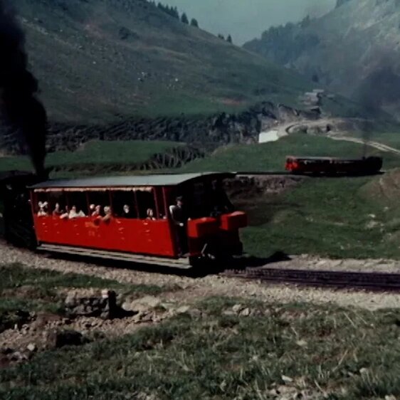 Mittels Zahnrad arbeitet sich die Brienzer Rothornbahn den Berg hinauf. Ausschnitt aus der Schweizer Filmwochenschau von 1976.