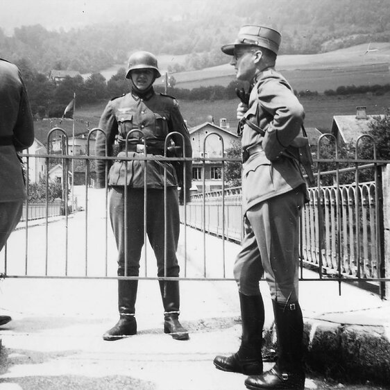Deux soldats de l’Armée suisse et un soldat de la Wehrmacht à la frontière franco-suisse de Goumois (JU), 1940.