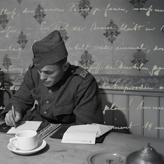 Während des Zweiten Weltkriegs gehörte das Schreiben von Briefen zum Alltag, wie dieses Bild von 1942 zeigt. Einige wie Marcel Beck schrieben auch Tagebücher.