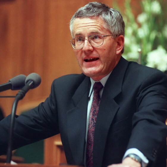 Am 7. Mai 1995 sprach der damalige Bundespräsident Kaspar Villiger vor der Vereinigten Bundesversammlung. Er gedachte an das Kriegsende von 1945 und entschuldigte sich für die Schweizer Flüchtlingspolitik während des Zweiten Weltkrieges.