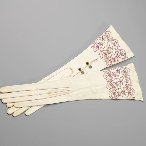 Damenhandschuhe aus Ziegenleder aus dem Hause Wiessner mit Perlmuttknöpfen, vor 1900.