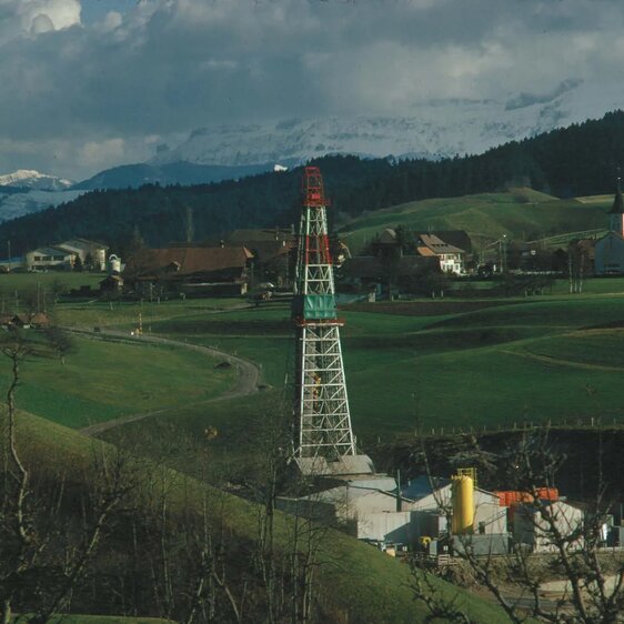 Der Bohrturm in der bernischen Gemeinde Linden.