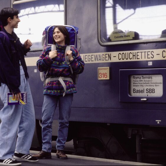 Interrailreisende vor dem Nachtzug Rom–Basel im Bahnhof Basel SBB, 1994. | © SBB Historic
