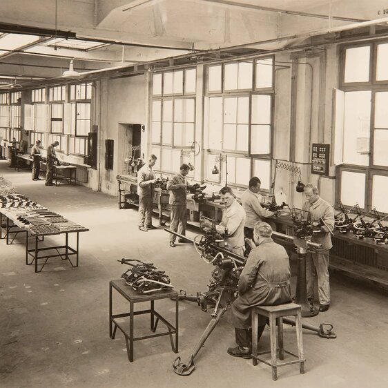 Justierung und Arbeiten an der 20 mm Maschinenkanone S5-100 in der Waffenfabrik Solothurn, um 1930.