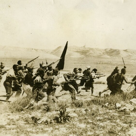 Regierungstruppen stürmen im September 1936 bei Aragon eine Rebellenstellung.