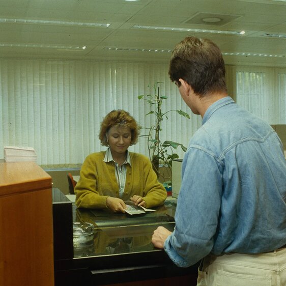 Lange ein fester Bestandteil des Alltags: Der Besuch am Bankschalter der Zürcher Kantonalbank.