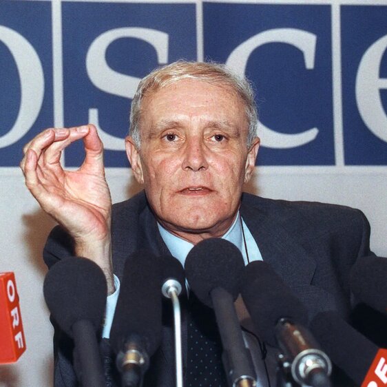 1996 amtete Bundesrat Flavio Cotti als Vorsitzender der OSZE und musste einige schwierige Entscheide fällen.