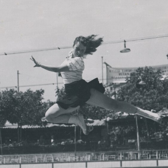 Ursula Wehrli en action. Ce saut a été immortalisé pour une carte d’autographes.