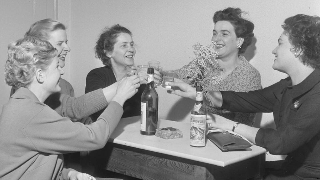 Photographie historique de Vaudoises portant un toast au droit de vote des femmes.