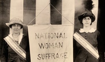 Katherine Dexter McCormick à gauche la Convention de la National American Woman Suffrage Association, 1913 | © © Musée national suisse