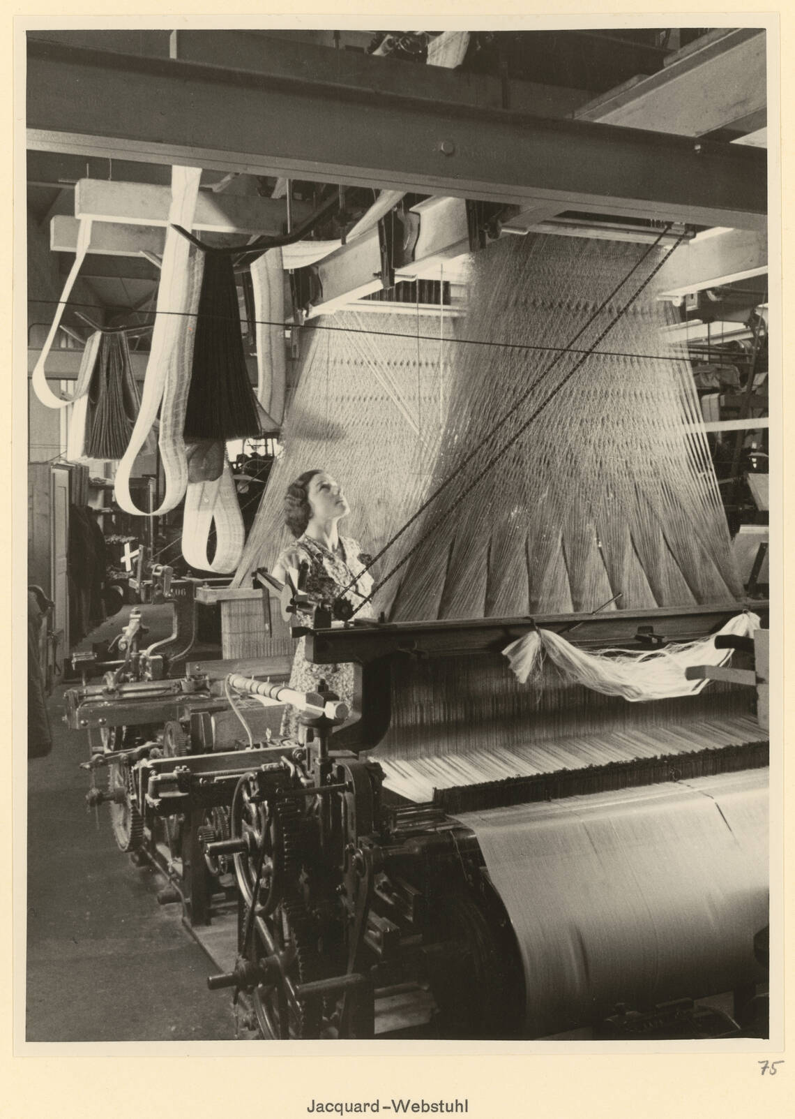 Jakob Tuggener, Emilie Kunz devant un métier Jacquard | © ©Jakob Tuggener-Stiftung
