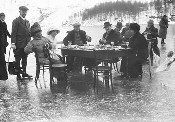 Picknick auf dem gefrorenen St.-Moritzer-See | © Schweizerisches Nationalmuseum