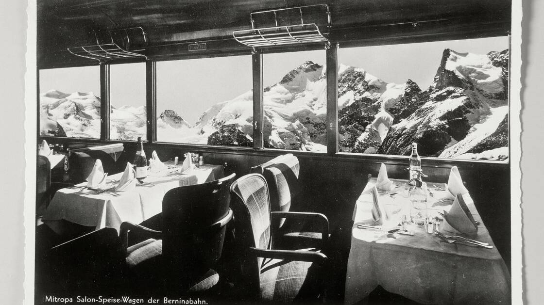 Carrozza ristorante della Ferrovia del Bernina con vista sul massiccio del Bernina