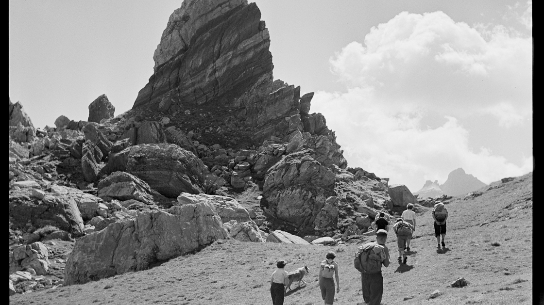 Mountaineering group climbing towards Dent Rouge