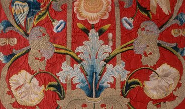 Casula con ricami colorati e naturalistici e motivi floreali e di uccelli disposti simmetricamente con rocailles, 1725 - 1750