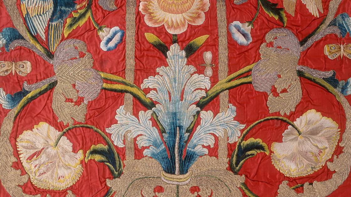 Détail d'une chasuble avec broderie naturaliste colorée et motifs de fleurs et d'oiseaux rocaille disposés de manière symétrique, 1725 - 1750